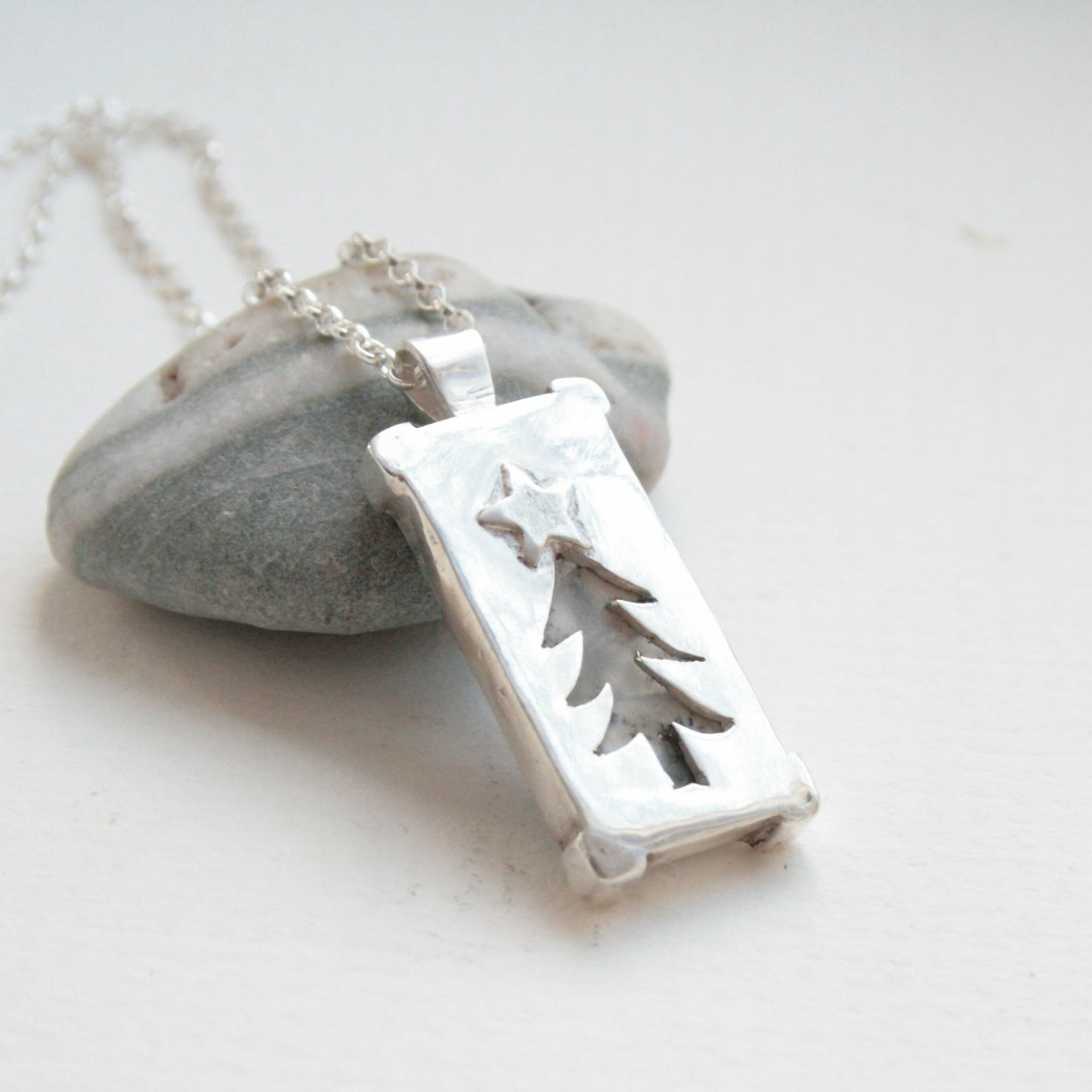 dendrite-rectangle-necklace-back