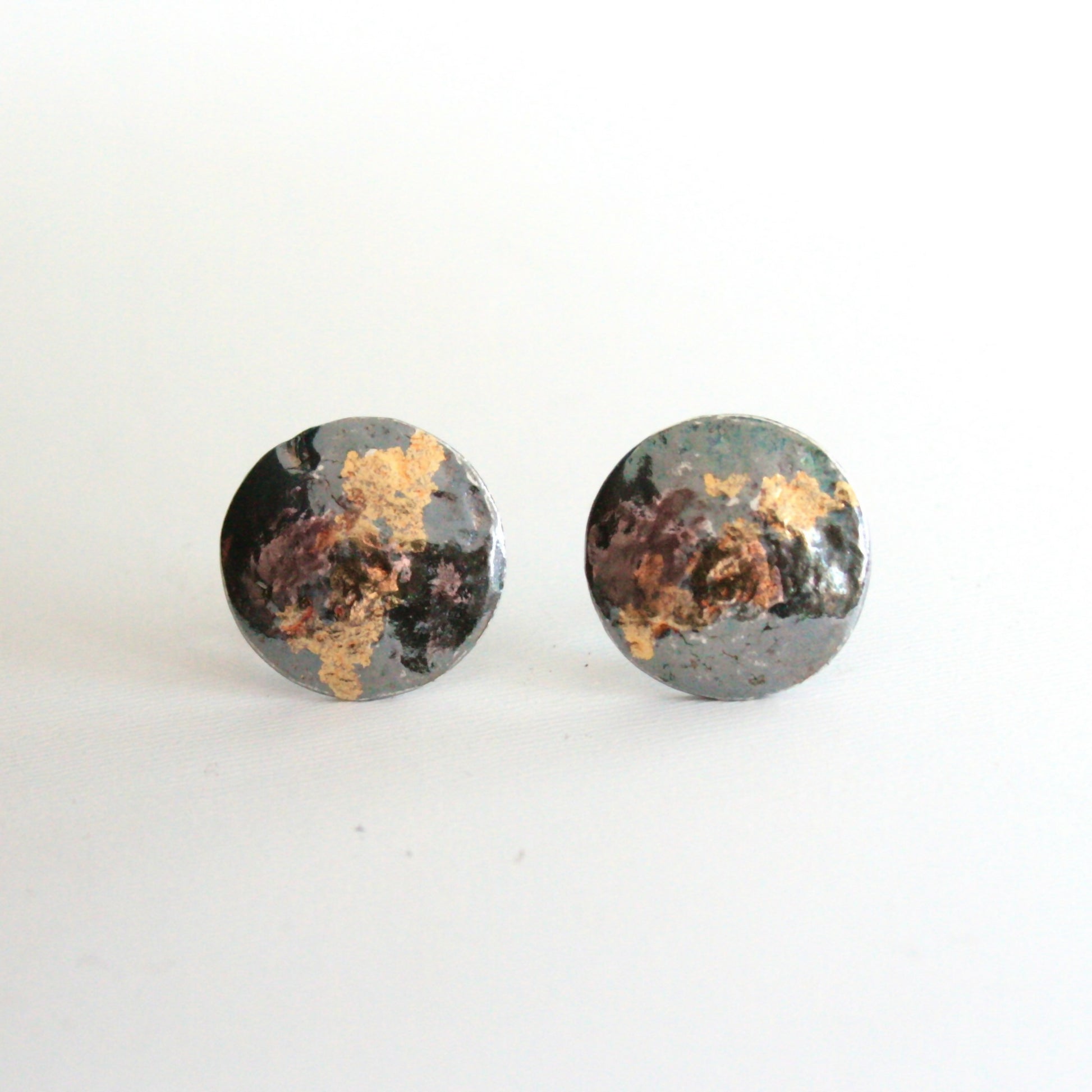 black-gold-circle-studs