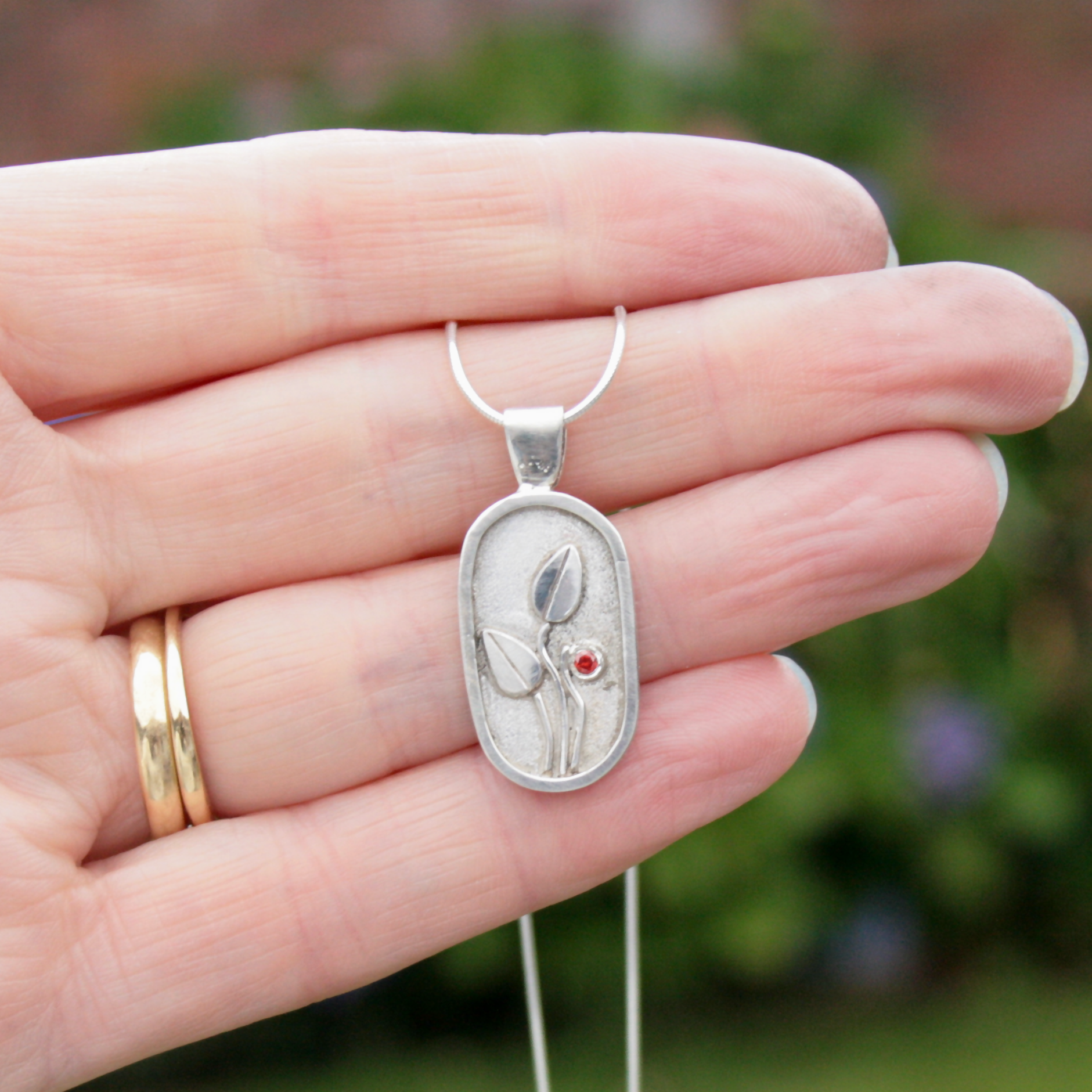 silver-flower-necklace-onhand